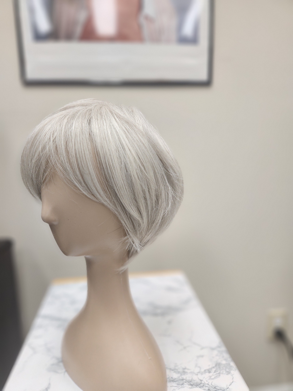 Short Silver Women's Wig - Modern Layered Bob